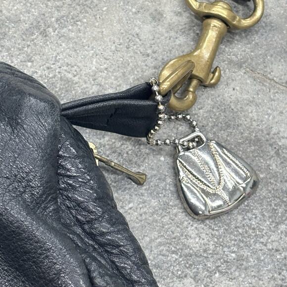 Victoria Leather Gumdrop Bag Black Leather Crossbody Adjustable Zip Charm Vtg - Picture 5 of 11